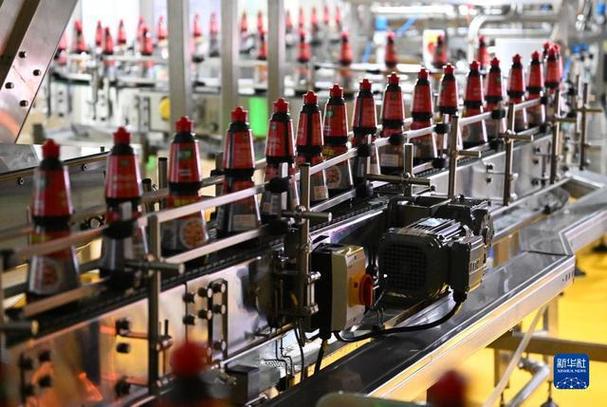 在联合利华天津食品工厂黑灯车间,调味料产品在智能生产线上传输(5月